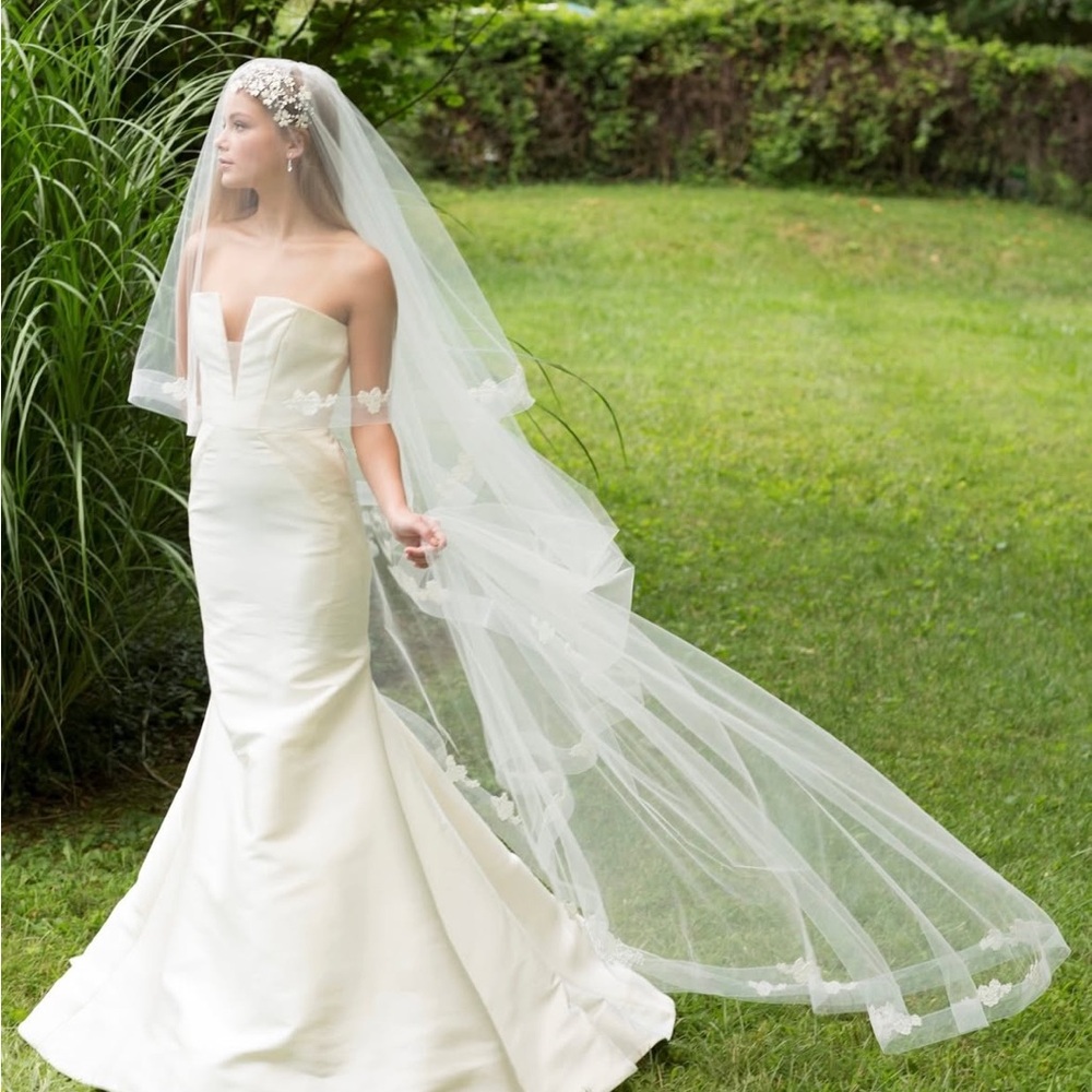 Pumpkin Cake - White Bridal Veil
